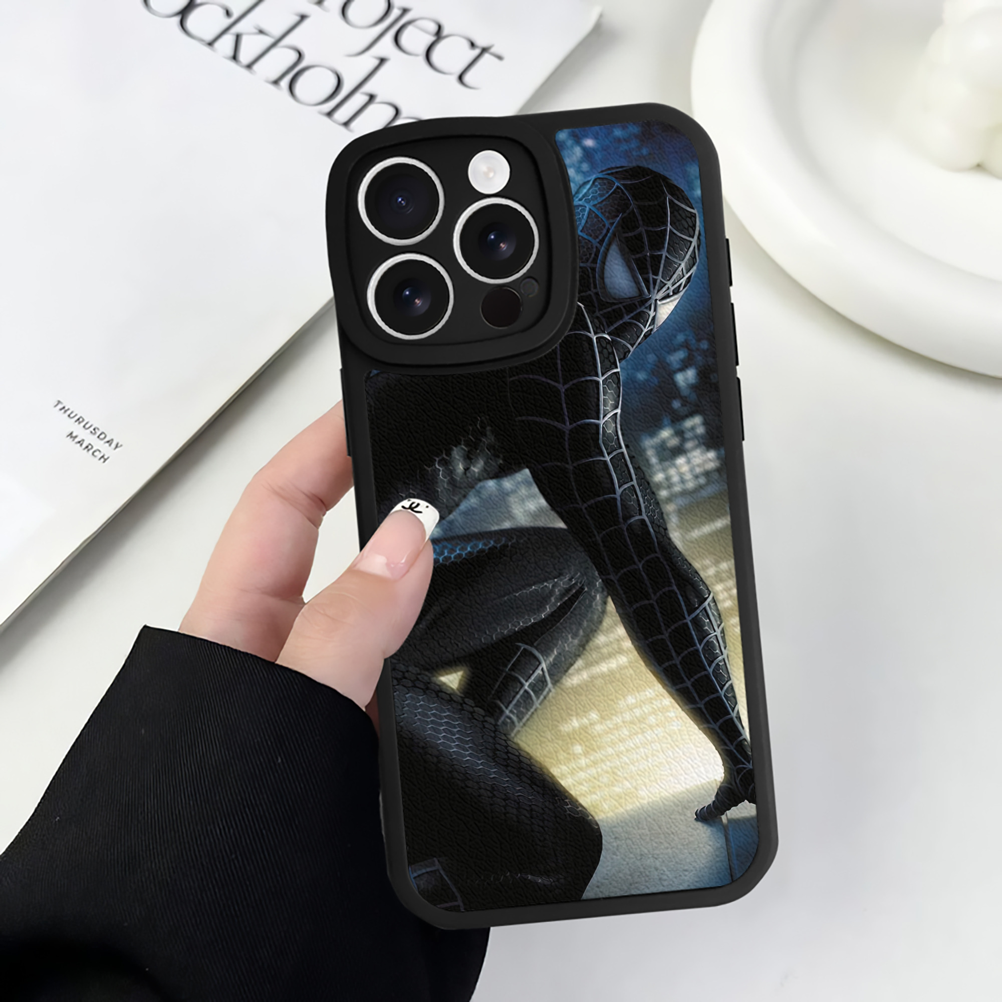 Spider Man スパイダーマン 【iPhone 16シリーズ対応】シリコンスマホケース（レザー調） 材質：シリコン